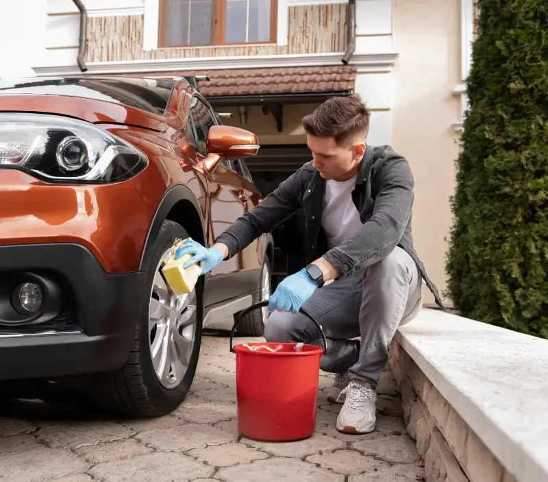 Lavage auto à domicile Guimaëc : professionnel intervenant sur un véhicule